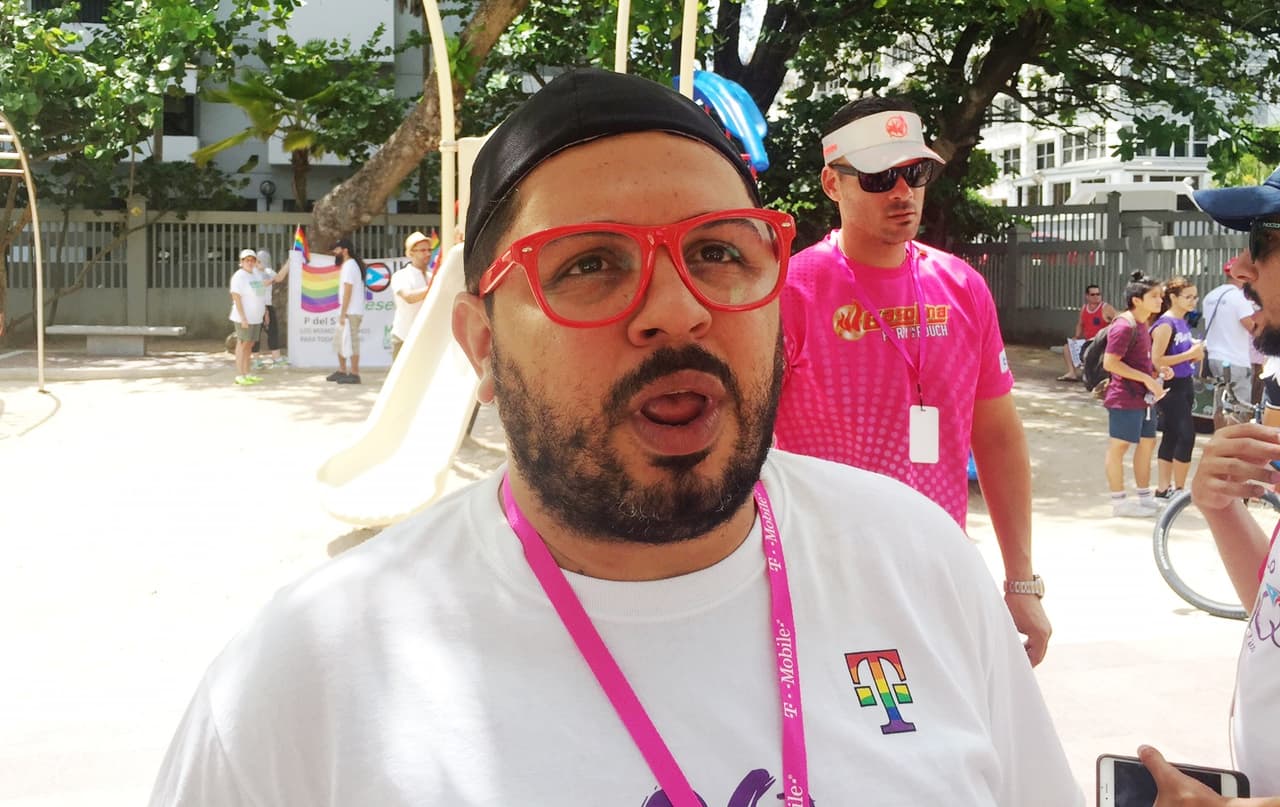 Con flores, pancartas y los sentimientos a flor de piel, miles de personas se dieron cita en la vigesimosexta Parada Orgullo Gay donde recordaron las 49 víctimas de la reciente masacre en la discoteca Pulse en Orlando.