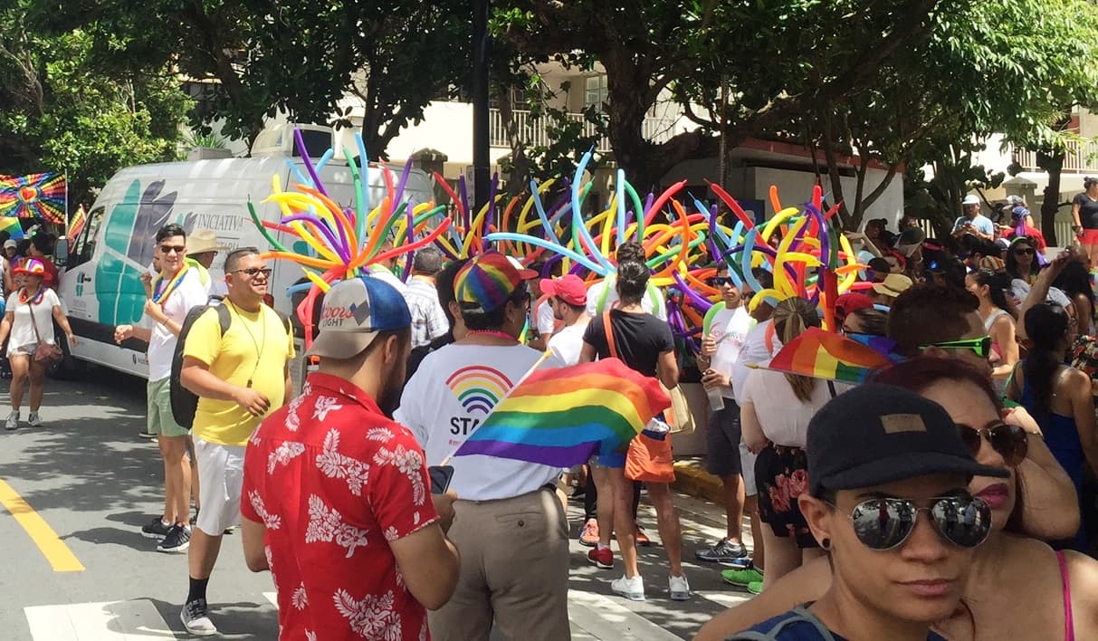 Con flores, pancartas y los sentimientos a flor de piel, miles de personas se dieron cita en la vigesimosexta Parada Orgullo Gay donde recordaron las 49 víctimas de la reciente masacre en la discoteca Pulse en Orlando.