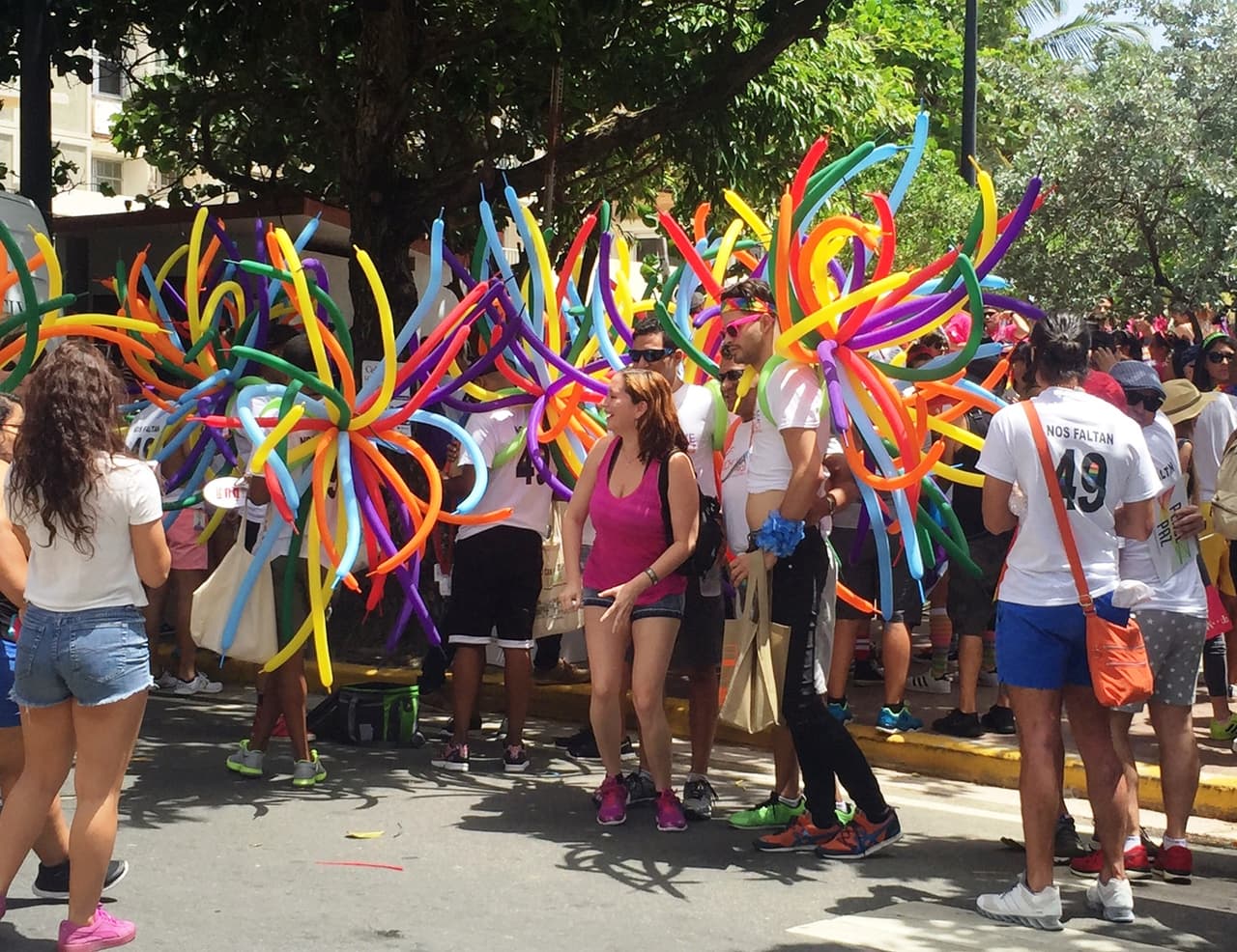 Con flores, pancartas y los sentimientos a flor de piel, miles de personas se dieron cita en la vigesimosexta Parada Orgullo Gay donde recordaron las 49 víctimas de la reciente masacre en la discoteca Pulse en Orlando.