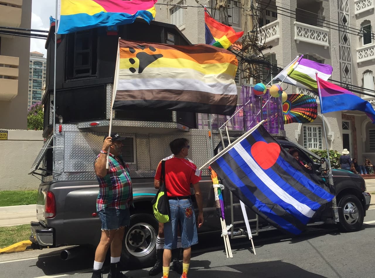 Con flores, pancartas y los sentimientos a flor de piel, miles de personas se dieron cita en la vigesimosexta Parada Orgullo Gay donde recordaron las 49 víctimas de la reciente masacre en la discoteca Pulse en Orlando.