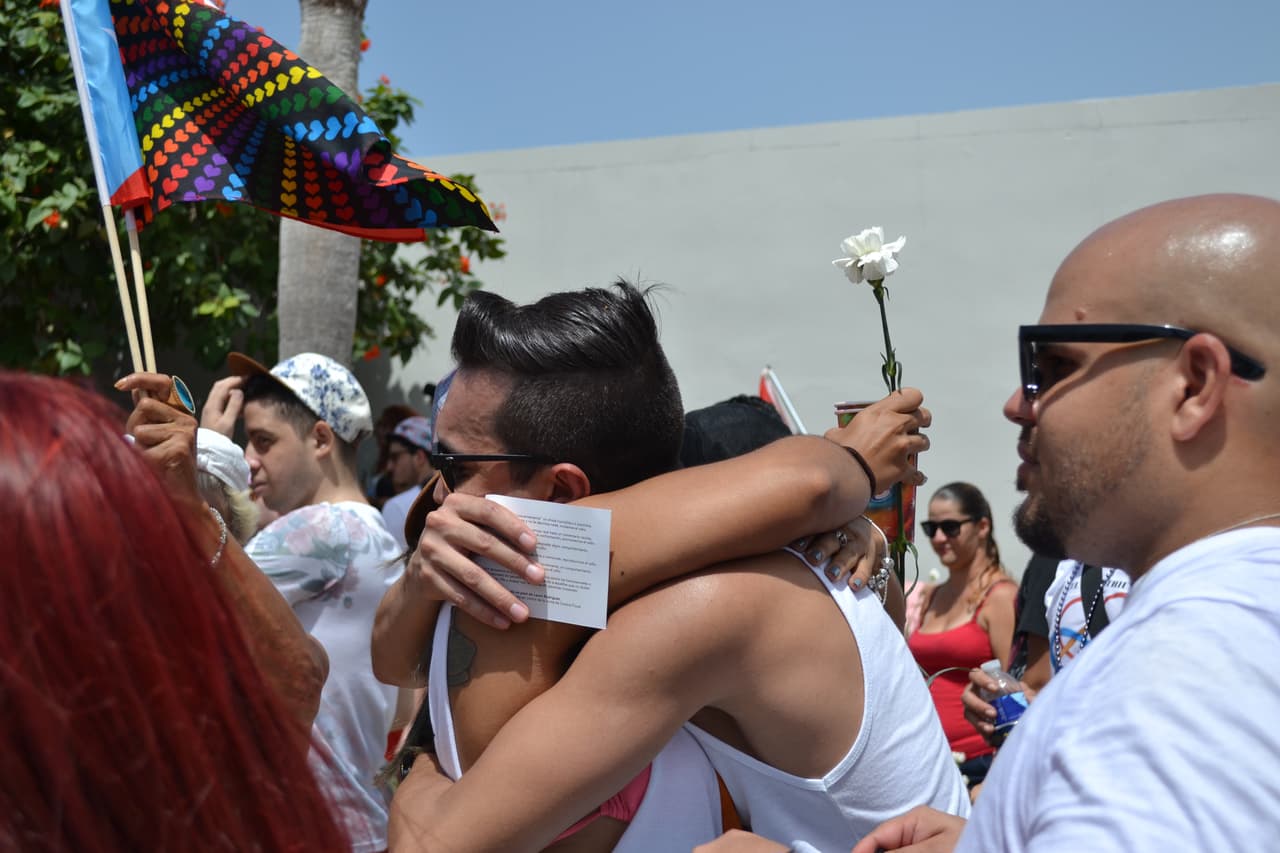 Con flores, pancartas y los sentimientos a flor de piel, miles de personas se dieron cita en la vigesimosexta Parada Orgullo Gay donde recordaron las 49 víctimas de la reciente masacre en la discoteca Pulse en Orlando.