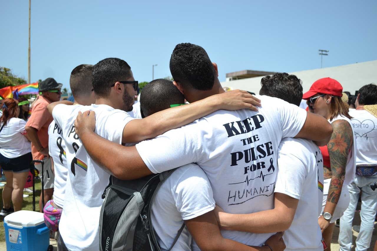 Con flores, pancartas y los sentimientos a flor de piel, miles de personas se dieron cita en la vigesimosexta Parada Orgullo Gay donde recordaron las 49 víctimas de la reciente masacre en la discoteca Pulse en Orlando.