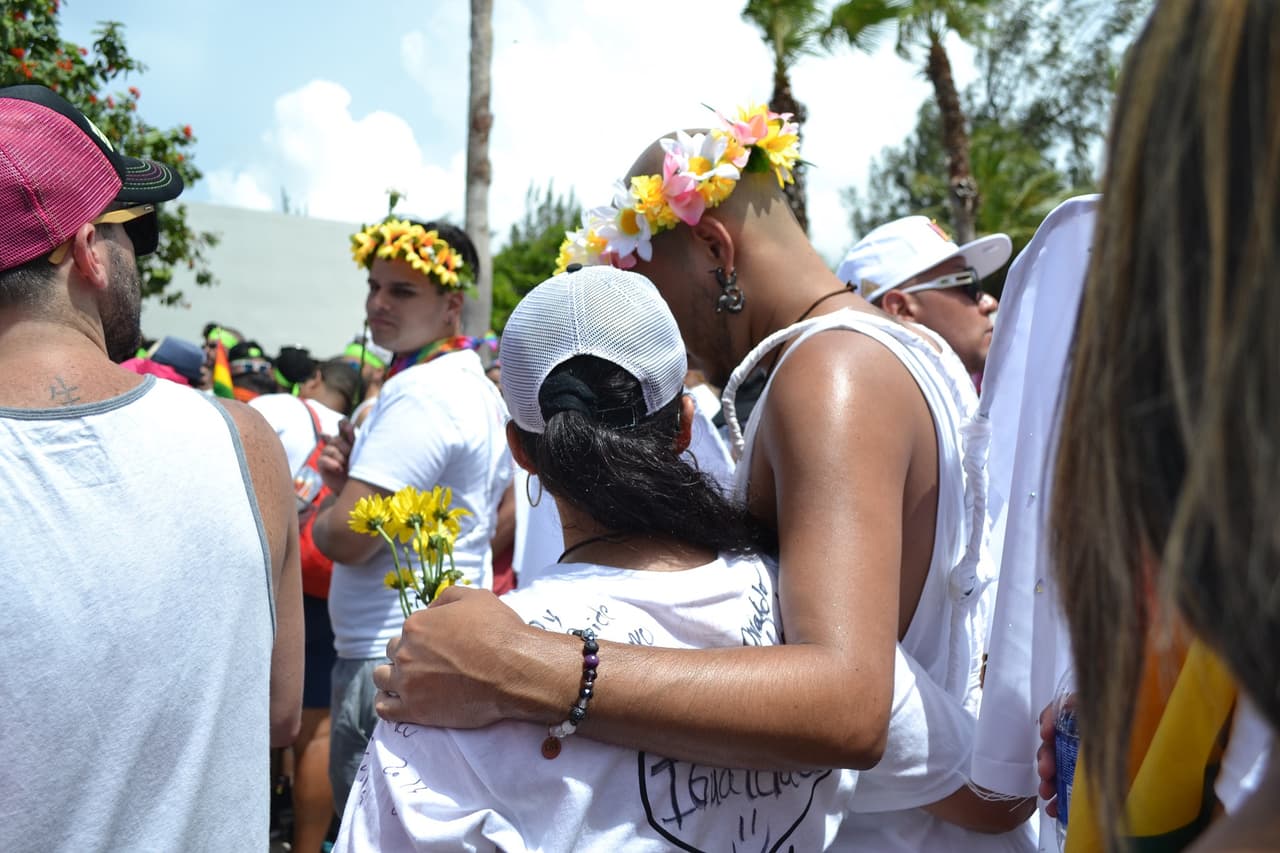 Con flores, pancartas y los sentimientos a flor de piel, miles de personas se dieron cita en la vigesimosexta Parada Orgullo Gay donde recordaron las 49 víctimas de la reciente masacre en la discoteca Pulse en Orlando.