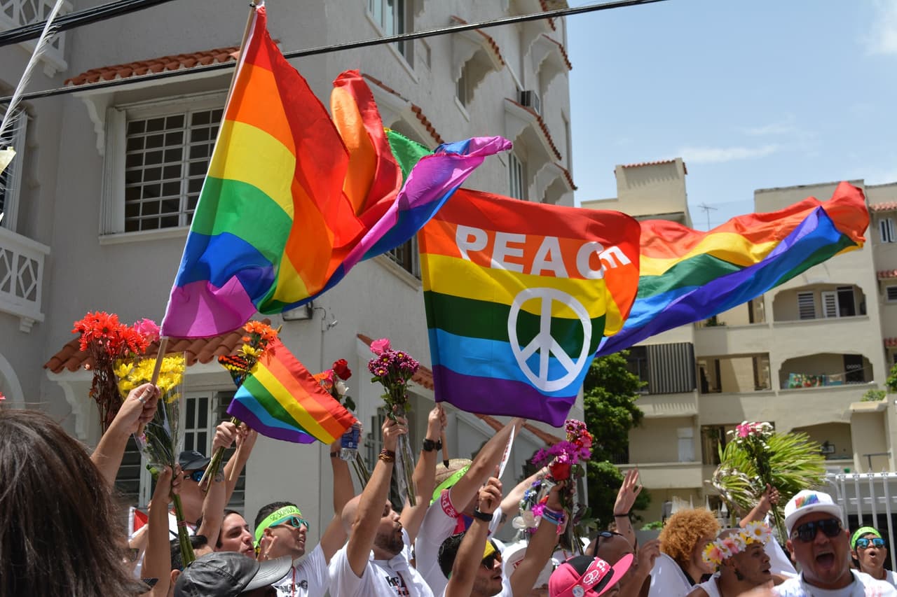 Con flores, pancartas y los sentimientos a flor de piel, miles de personas se dieron cita en la vigesimosexta Parada Orgullo Gay donde recordaron las 49 víctimas de la reciente masacre en la discoteca Pulse en Orlando.