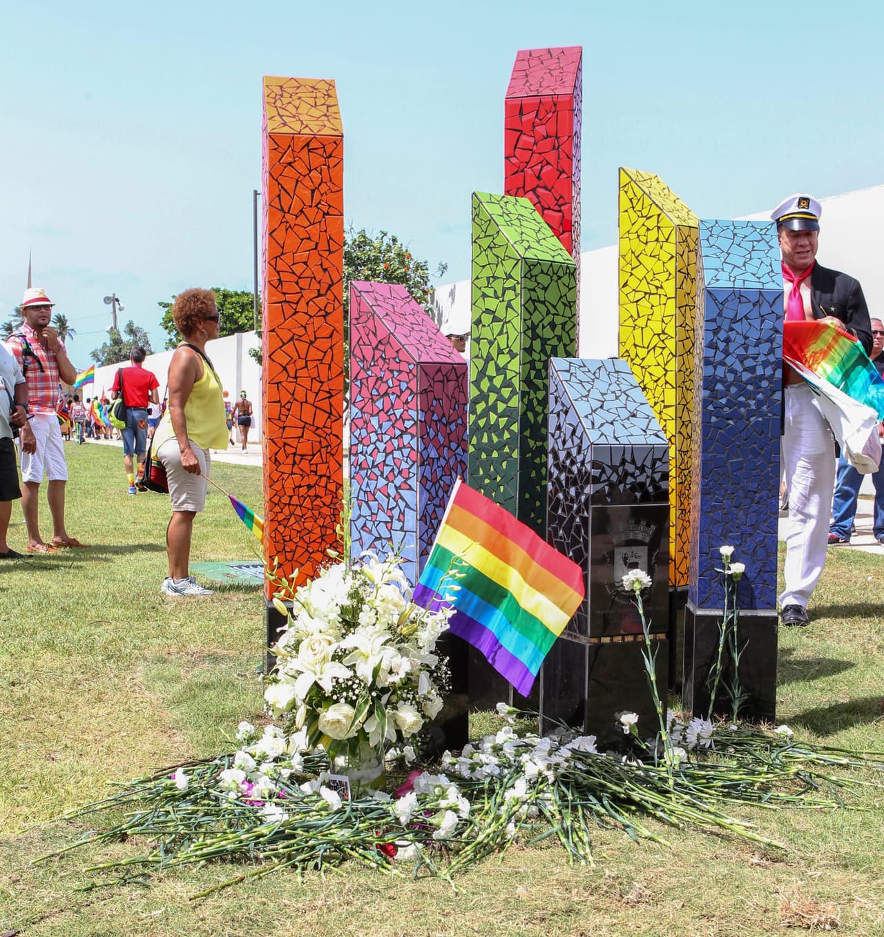 Con flores, pancartas y los sentimientos a flor de piel, miles de personas se dieron cita en la vigesimosexta Parada Orgullo Gay donde recordaron las 49 víctimas de la reciente masacre en la discoteca Pulse en Orlando.