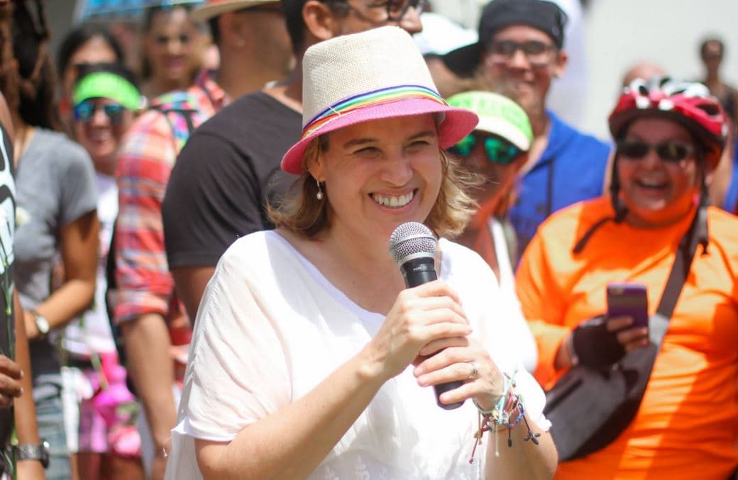 Con flores, pancartas y los sentimientos a flor de piel, miles de personas se dieron cita en la vigesimosexta Parada Orgullo Gay donde recordaron las 49 víctimas de la reciente masacre en la discoteca Pulse en Orlando.