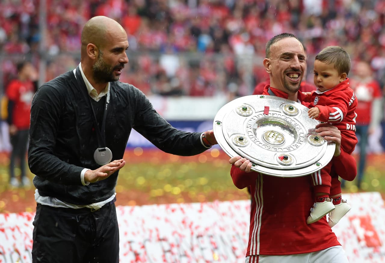 El francés, cuando Pep se fue del equipo y se confirmó la llegada de Carlo Ancelotti, aseguró que 
<b>"por un entrenador como Ancelotti </b>yo sí me como el césped. Sabe cómo tratar a los jugadores. Necesito a gente como él, 
<b>Heynckes </b>o 
<b>Hitzfeld</b>".