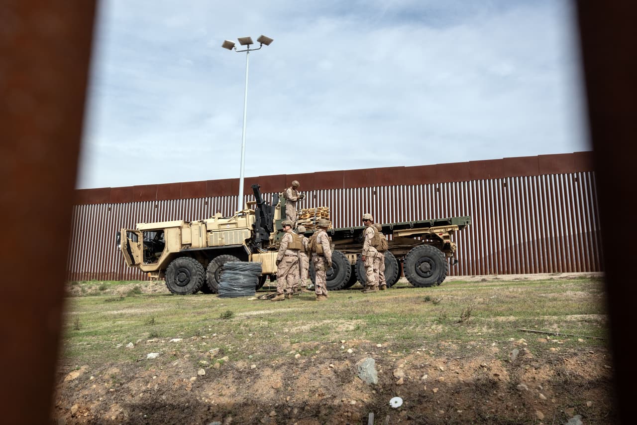 Marines de Estados Unidos en un punto del paso de Nido de las Aguilas, vistos desde el lado mexicano de la frontera.