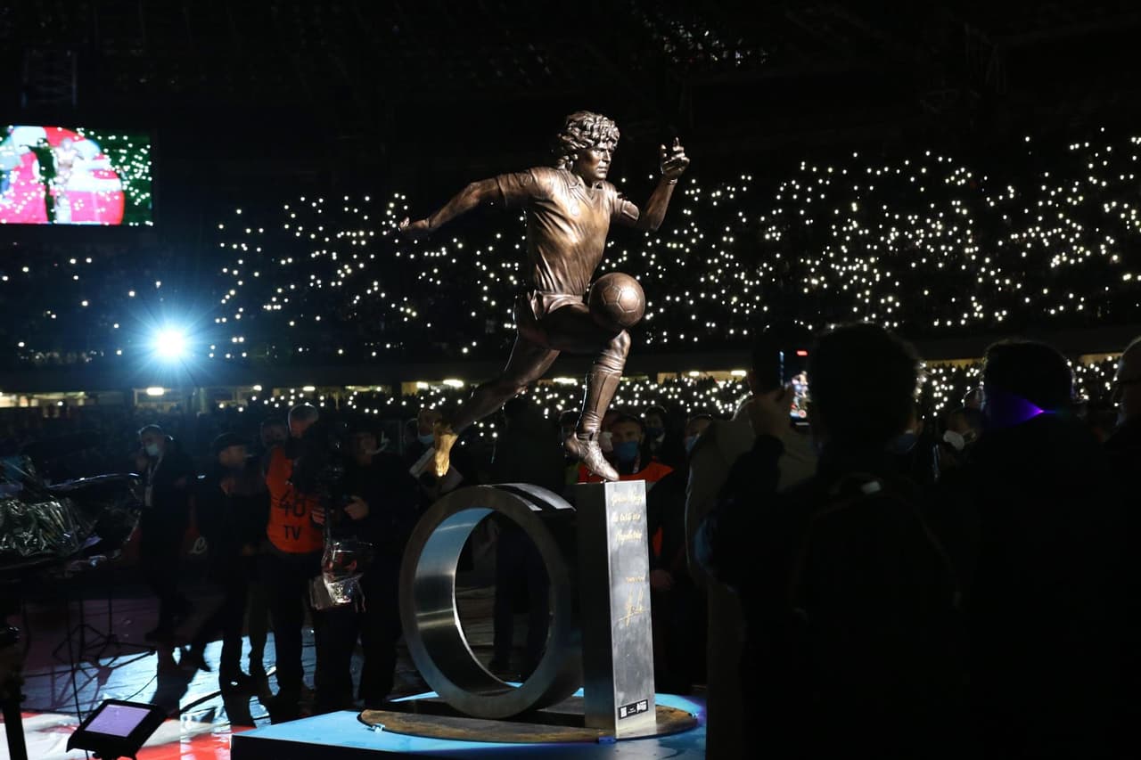Con doblete de Mertens y goles de Zielinski y Ruiz Peña, el Napoli golea a la Lazio 4-0 durante la jornada 14 en la Serie A. Se le rindió homenaje a Diego Armando Maradona previo al encuentro y el mexicano Hirving Lozano jugó 65 minutos, pues salió por pisotón en la pierna.