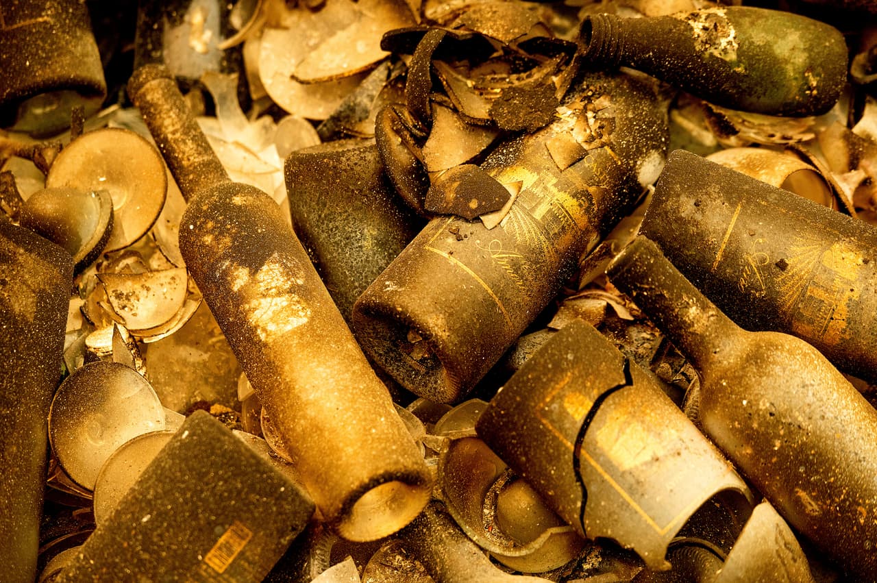 La agencia Cal Fire 
<a href="https://twitter.com/CALFIRELNU/status/1310983365613346816/photo/1">informó</a> que las llamas del incendio Glass han destruido 80 viviendas, 28 en el condado de Sonoma y 52 en Napa, mientras que otras 10,712 casas en ambos condados continúan bajo amenaza.