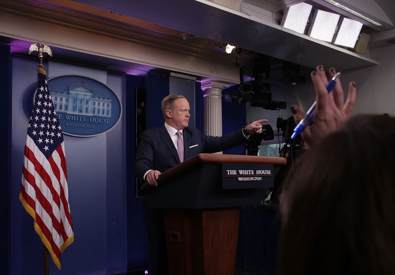 Secretario de prensa insiste en ofrecer datos equivocados sobre audiencia de la inauguración de Trump