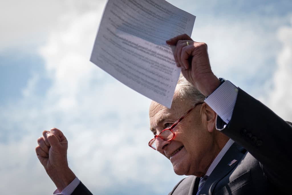 Senado de EEUU aprueba una versión reducida del plan fiscal y climático clave de los demócratas