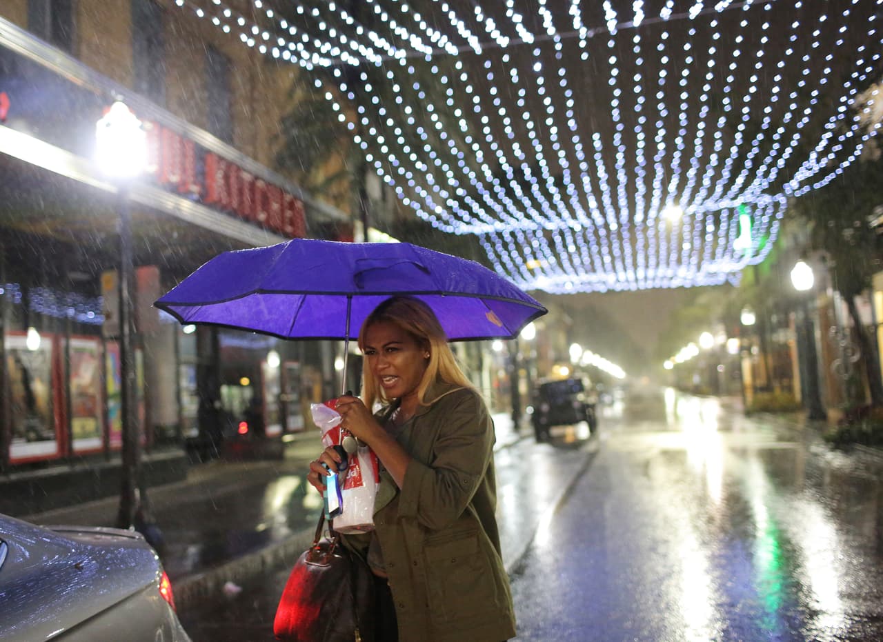 Fuertes lluvias cayeron sobre Mobile, Alabama, durante la madrugada del miércoles. Las empresas de petróleo y gas que trabajan en el Golfo de México habían reducido su producción como precaución ante la llegada de la depresión tropical.