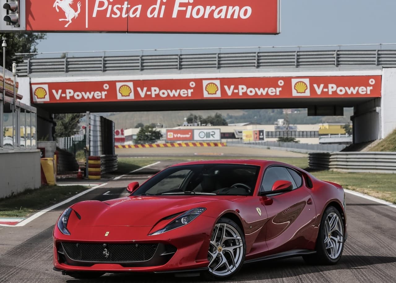 <h3 class="cms-H3-H3"><b>8. Ferrari 812 Superfast</b></h3>
<br>
<br>
<b>Capacidad del tanque: </b>24.30 galones
<br>
<b>Costo estimado para llenar el tanque:</b> $99
<br>
<b>Consumo de combustible:</b> 13 mpg en trayecto combinado