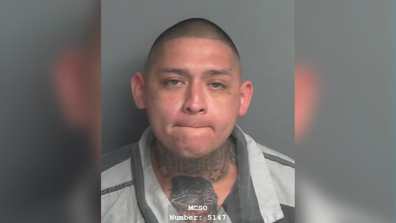 Julio Martínez, de 28 de años, se busca por acusaciones de estrangular a un miembro de su familia.