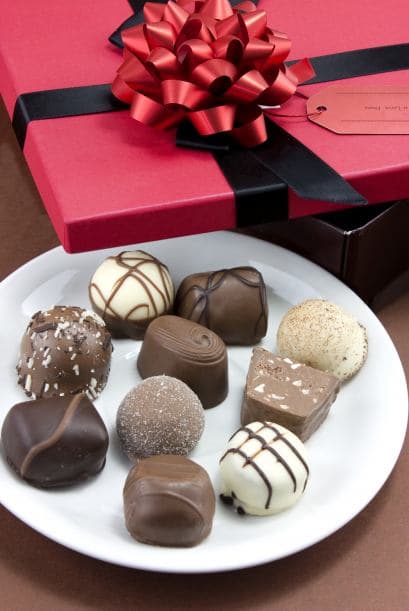 Llega con un regalo. Los detalles hacen la diferencia, por eso, como muestra de agradecimiento por su hospitalidad, llévale algo a tu anfitrión, como unos chocolates. Si te quedas más de una semana, invítalo a cenar a algún lugar.