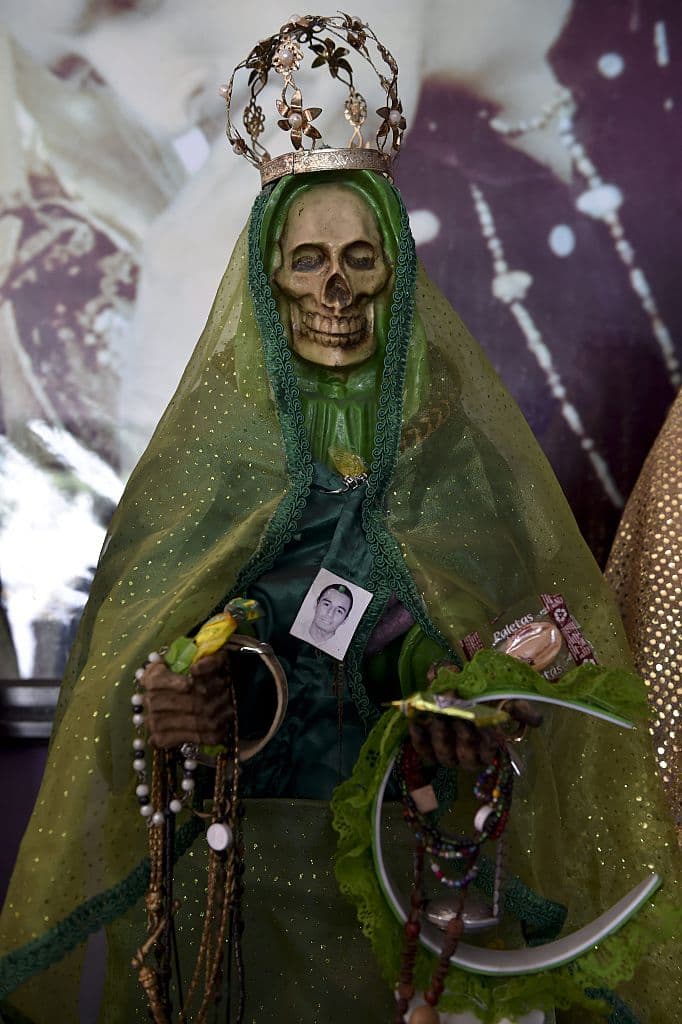 Por eso mismo, desde la muerte de la persona se tenía la tradición de llevar consigo ofrendas o tributos para estos dos dueños del inframundo. Este detalle es muy importante ya que actualmente estas ofrendas siguen presentes en los altares que se le montan a la Santa Muerte.