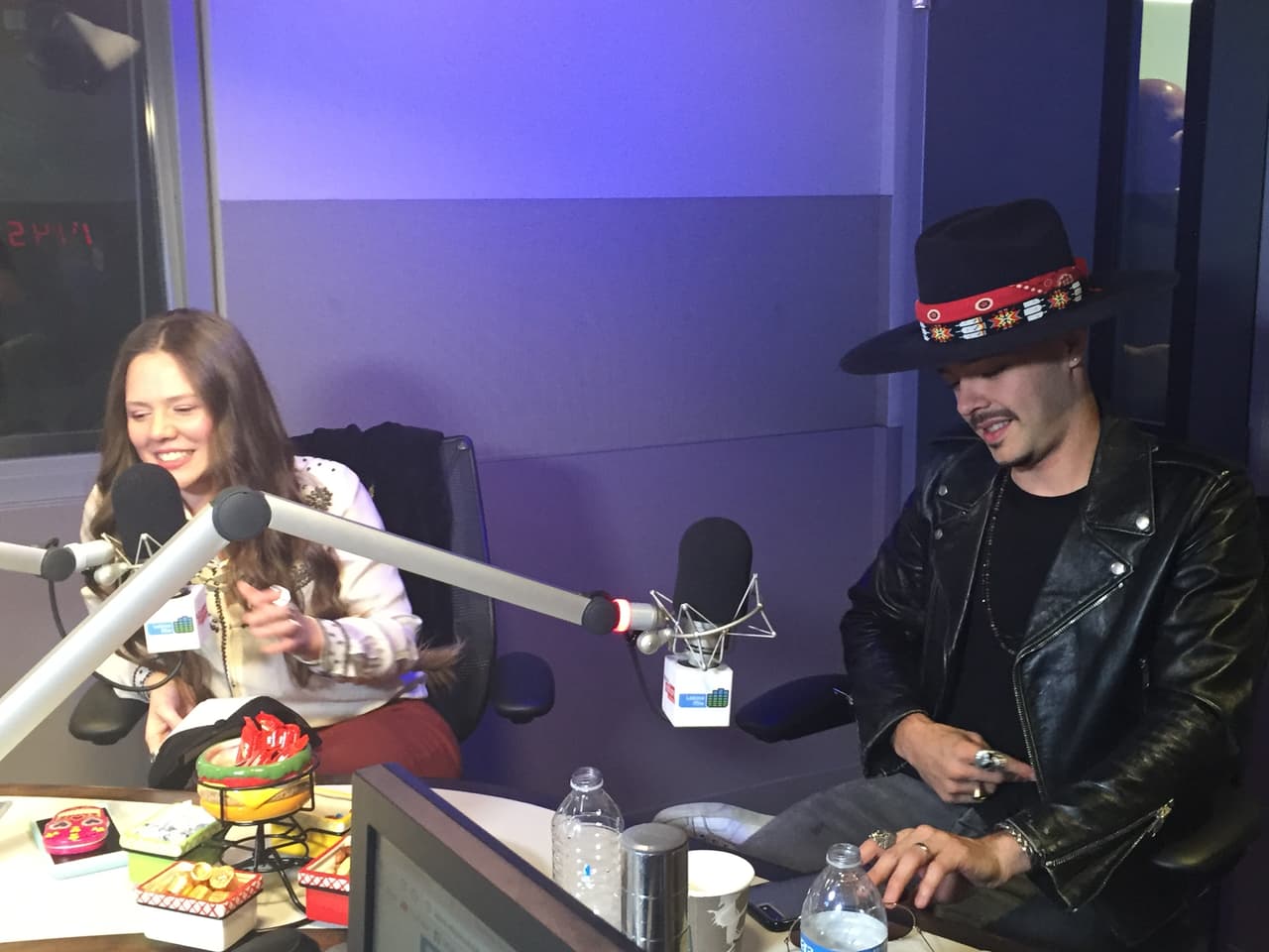 Los hermanos Jesse y Joy pasaron por los estudios de Uforia Nation para platicar con Pancho y Rene. Sin imaginar que Calibre 50 los iba a sorprender.