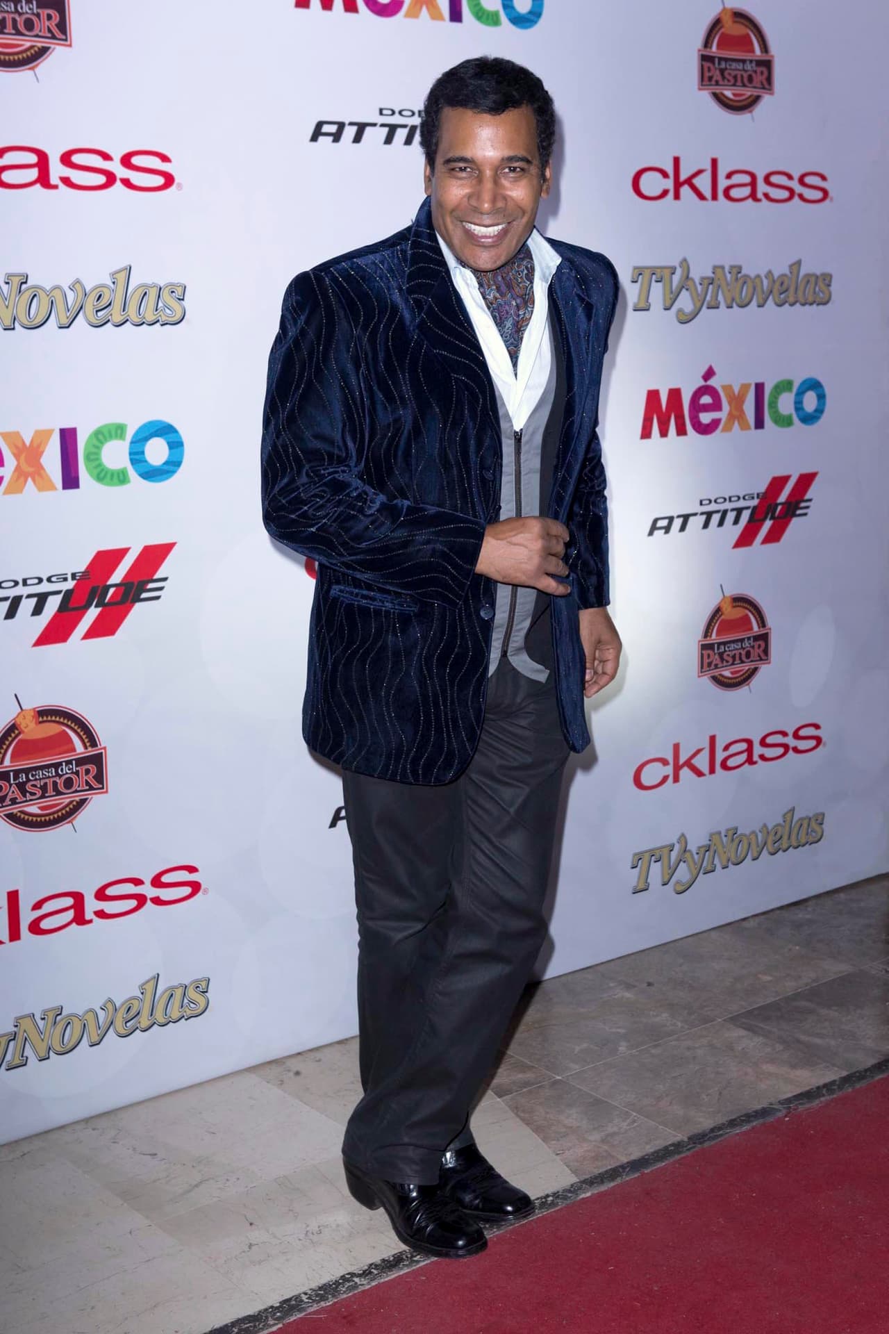 Para abril del 2004, se dio a conocer que Ana Bárbara y el imitador dominicano
<b><a href="https://www.univision.com/entretenimiento/el-comediante-julio-sabala-expareja-de-ana-barbara-sera-enjuiciado-por-acoso-sexual" target="_blank"> Julio Sabala</a></b> terminaron una relación que duró casi dos años. 
<br>