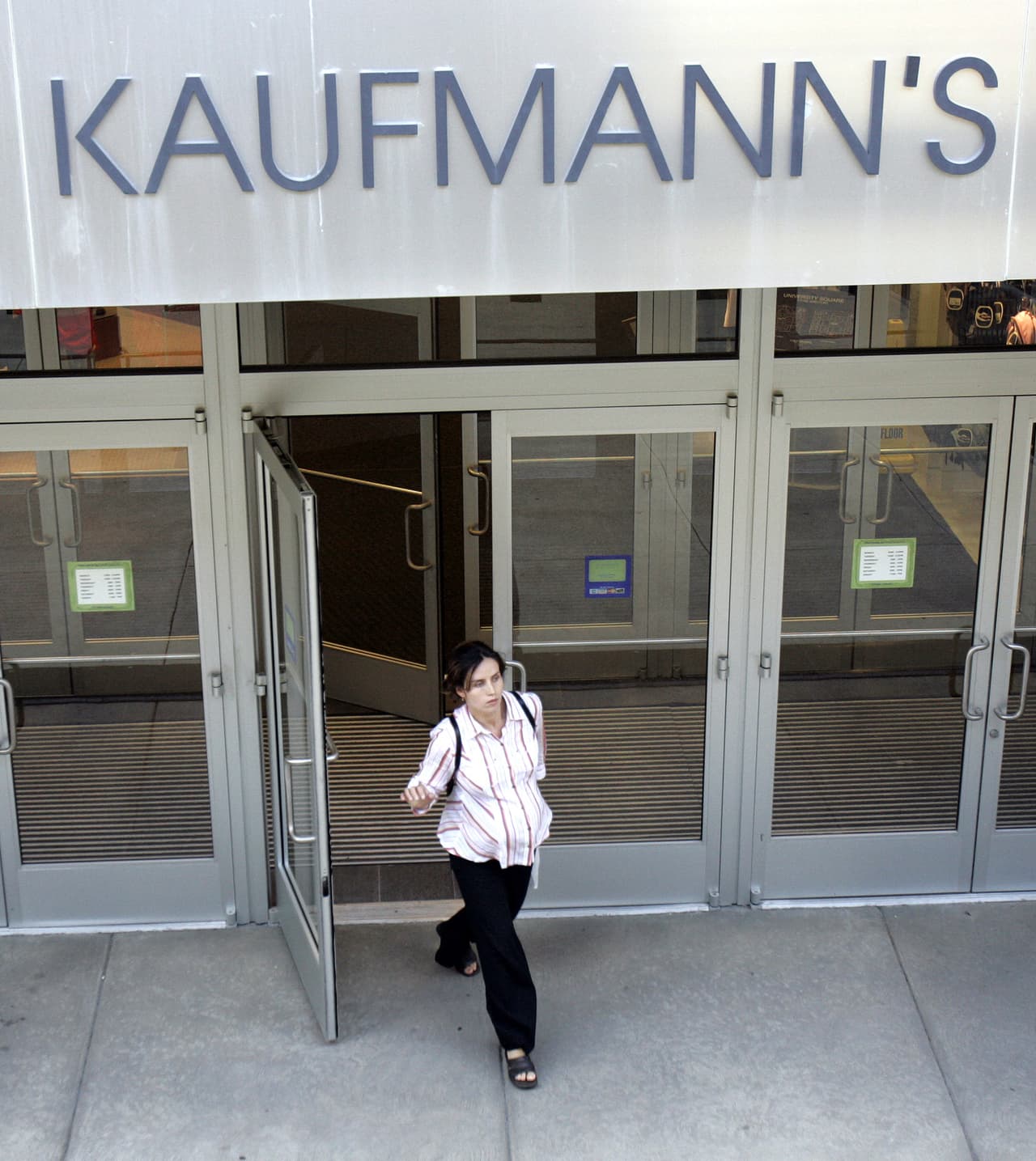 <b>Kaufmann's</b> tras una fusión cambió el nombre de más de 330 tiendas a Macy's en el 2006.