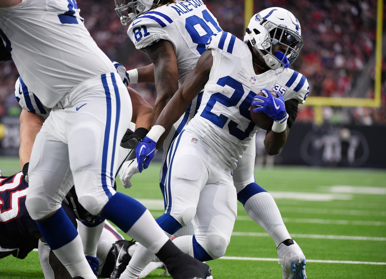 <b>Primer cuarto: </b>En la segunda serie ofensiva los Colts pegaron con otro TD. En esta serie, el corredor Marlon Mack acarreó 37 yardas el balon en cuatro intentos y anotó. 
<b>(Colts 14-0 Texans)</b>