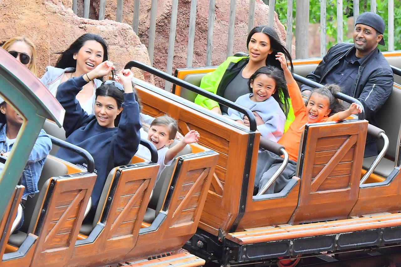 En el parque temático ubicado en el condado de Orange, en California, también estuvo la mayor del clan, 
<a href="https://www.univision.com/entretenimiento/kardashian/kourtney-kardashian-confiesa-seria-feliz-si-terminara-keeping-up-with-the-kardashians"><b>Kourtney Kardashian</b></a>, al frente a la derecha.