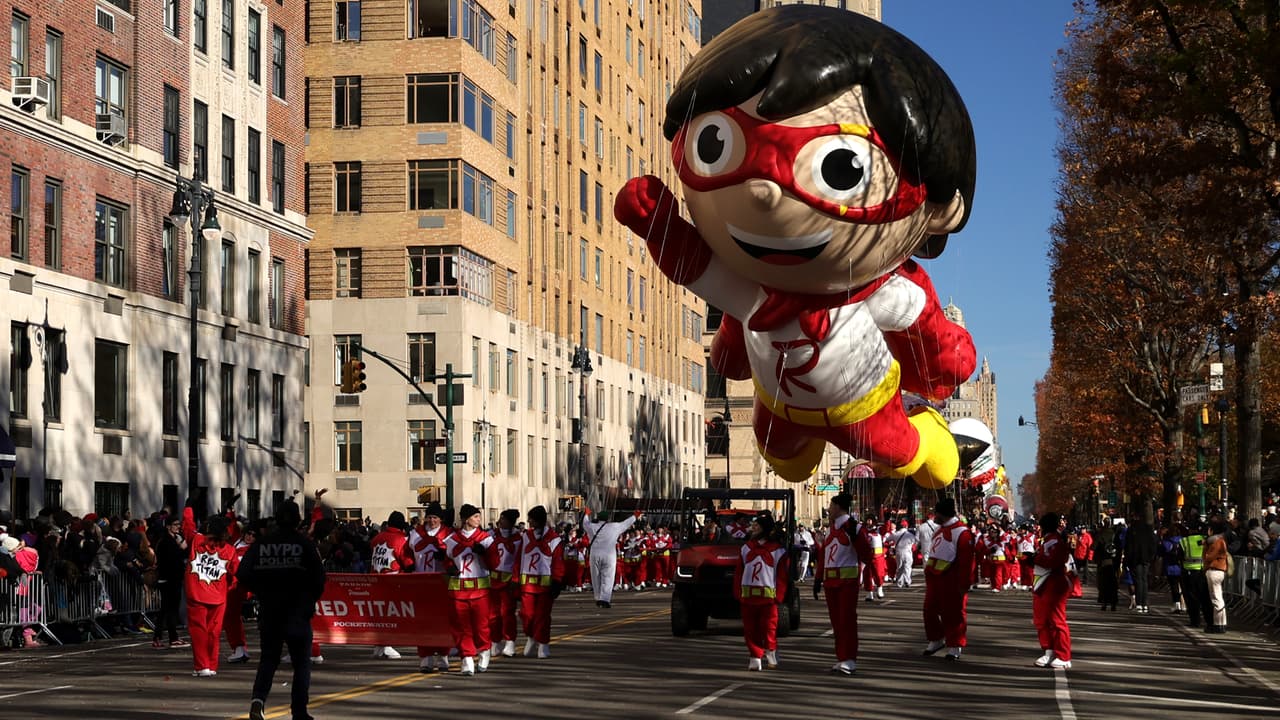Con música, carrozas y mucha alegría Nueva York celebró una nueva edición del desfile de Acción de Gracias de Macy’s. El evento se llevó a cabo bajo una estricta vigilancia de la policía para garantizar la seguridad de los asistentes. Te mostramos las mejores imágenes del colorido recorrido y las opiniones de la gente.