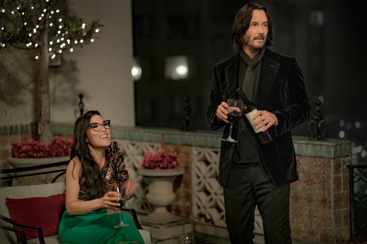 <b>Keanu Reeves en ‘Always Be My Maybe’ </b>
<br>En la película de comedia de Netflix, el actor aparece como él mismo en una cita doble como el nuevo novio de Sasha (Ali Wong) y, así como en la película que nadie puede creer estar en presencia de la celebridad, en la vida real también su escena se volvió de las más recordadas de la cinta.