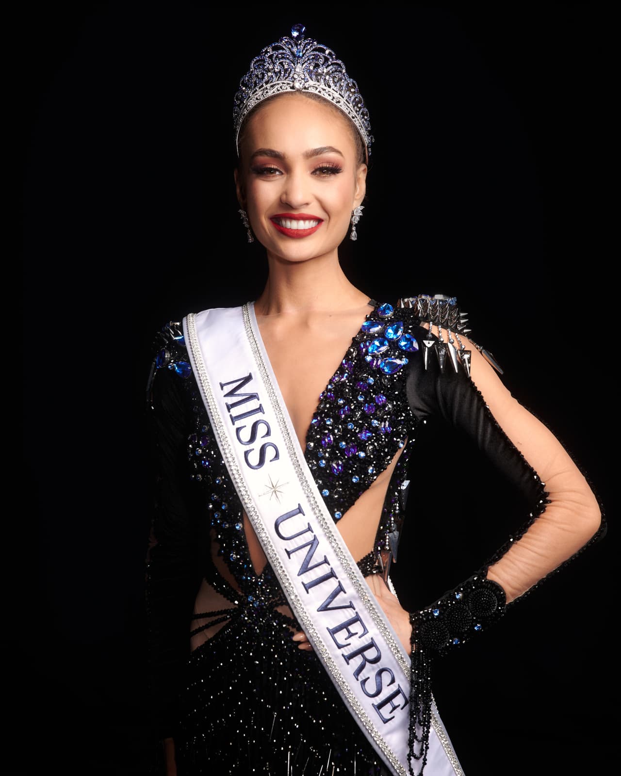La nueva Miss Universo tiene 28 años y es la 
<b>primera mujer de origen filipino</b> en haber alcanzado el título de Miss USA. 
<br>
