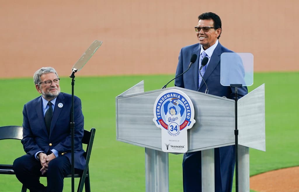 <b>LOS ÁNGELES, California</b>. – El número 34 de 
<b>Fernando Valenzuela será eterno en Dodger Stadium</b>, una vez que con 
<a href="https://www.univision.com/local/los-angeles-kmex/dodgers-retira-numero-34-fernando-valenzuela-los-angeles" target="_blank">su retiro dio inicio la nueva Fernandomania</a>, en Los Ángeles.
