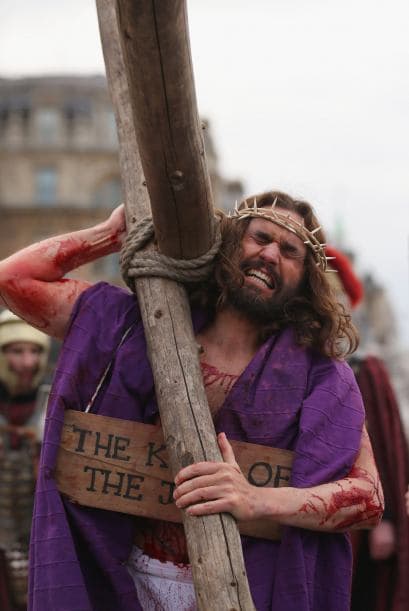 Quinta Estación: Jesús carga la cruz.