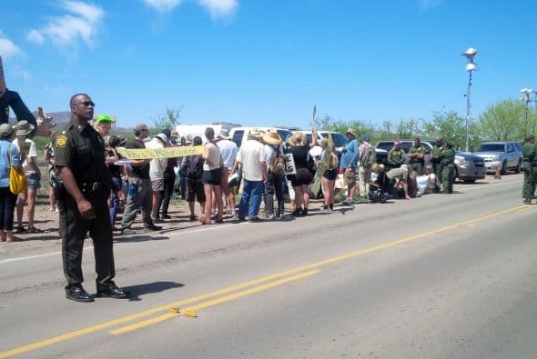 Residentes de la comunidad fronteriza de Arivaca protestaron para exigir el cierre de un retén de la Patrulla Fronteriza que ha estado en esa localidad por ocho años. Según ellos, esto ha incrementado la discriminación, violación de derechos constitucionales, y deterioración económica.