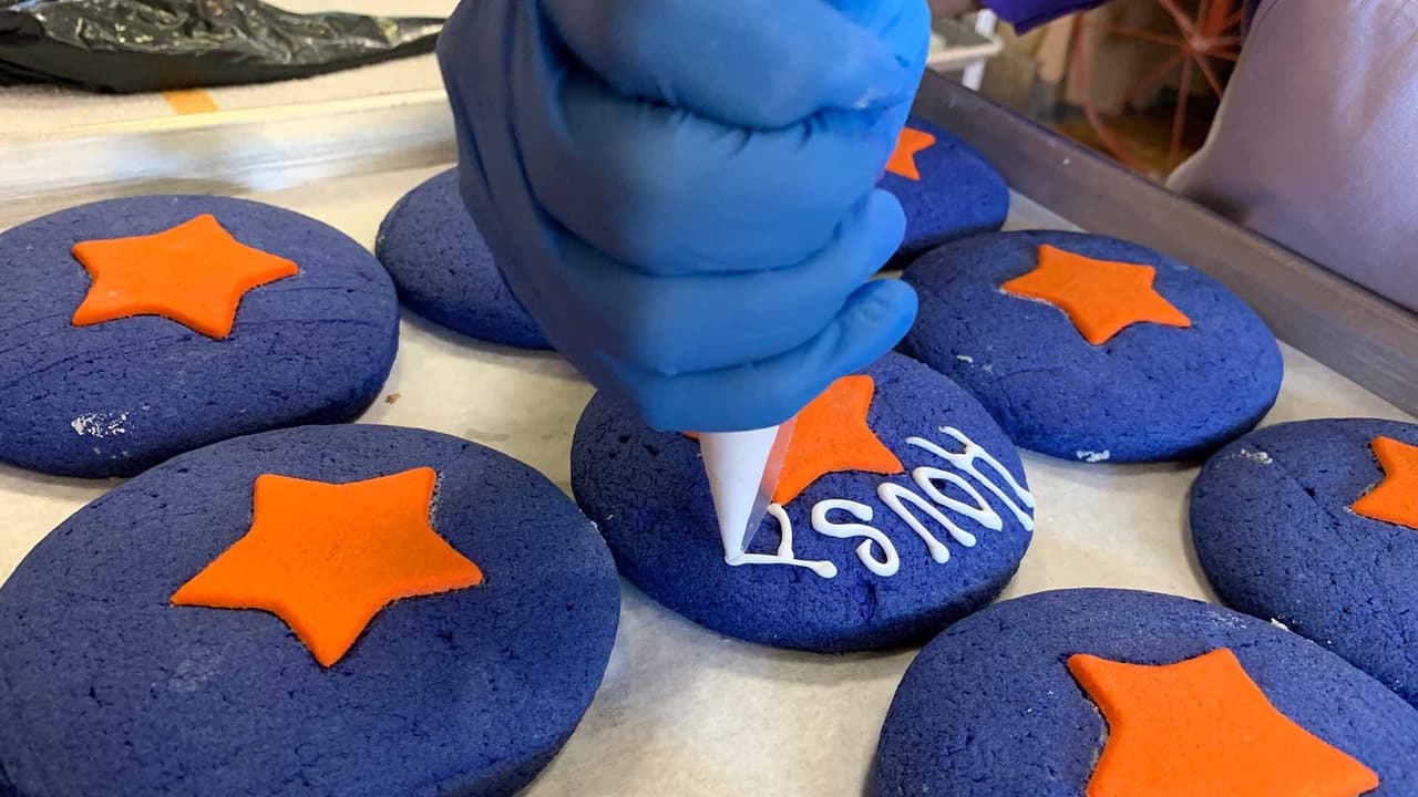 Cuidan cada detalle incluyendo la higiene por lo que usan guantes de látex.