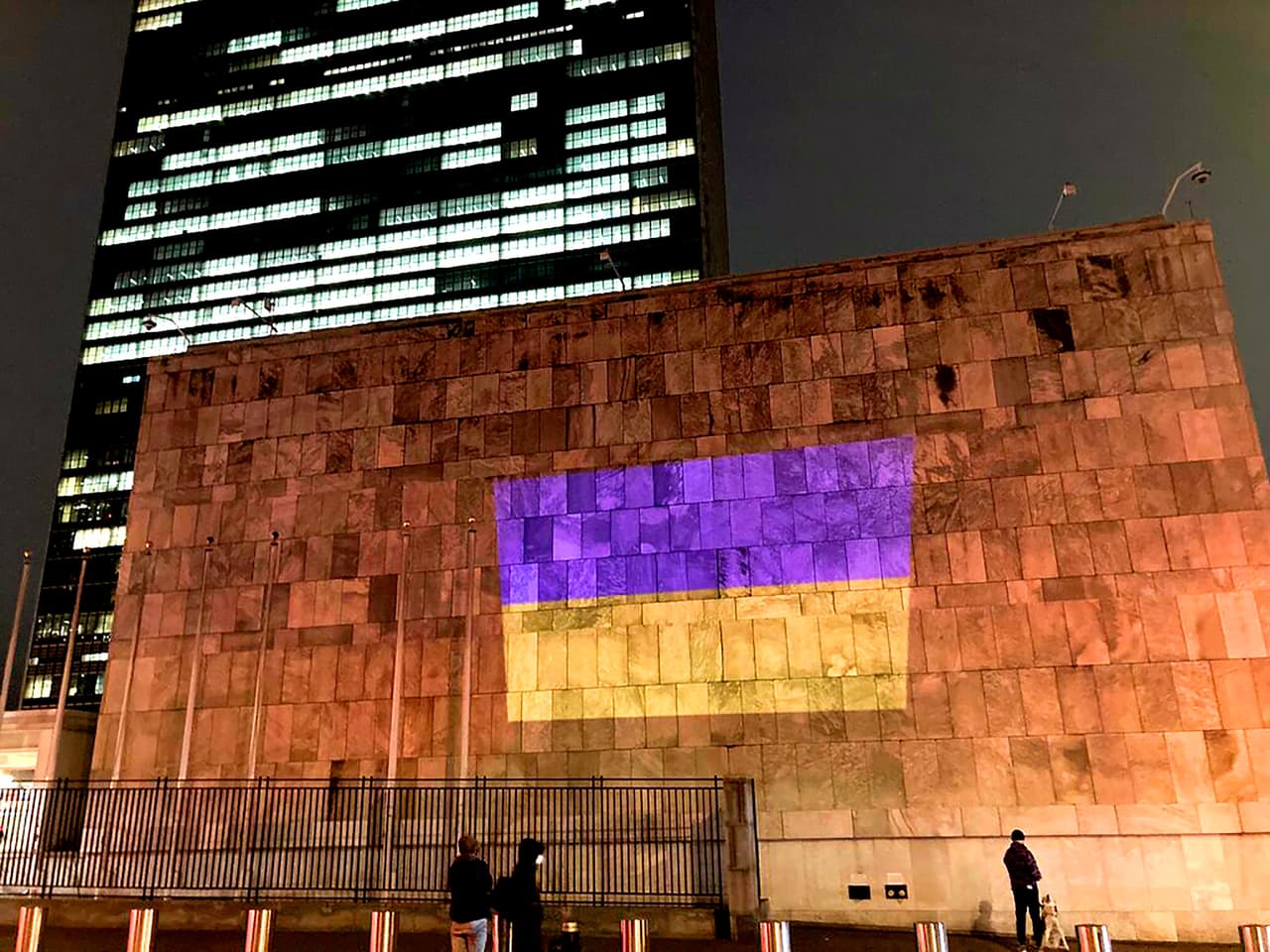 La bandera de Ucrania proyectada en una de las paredes exteriores de la sede de la ONU en Nueva York, el 24 de febrero.