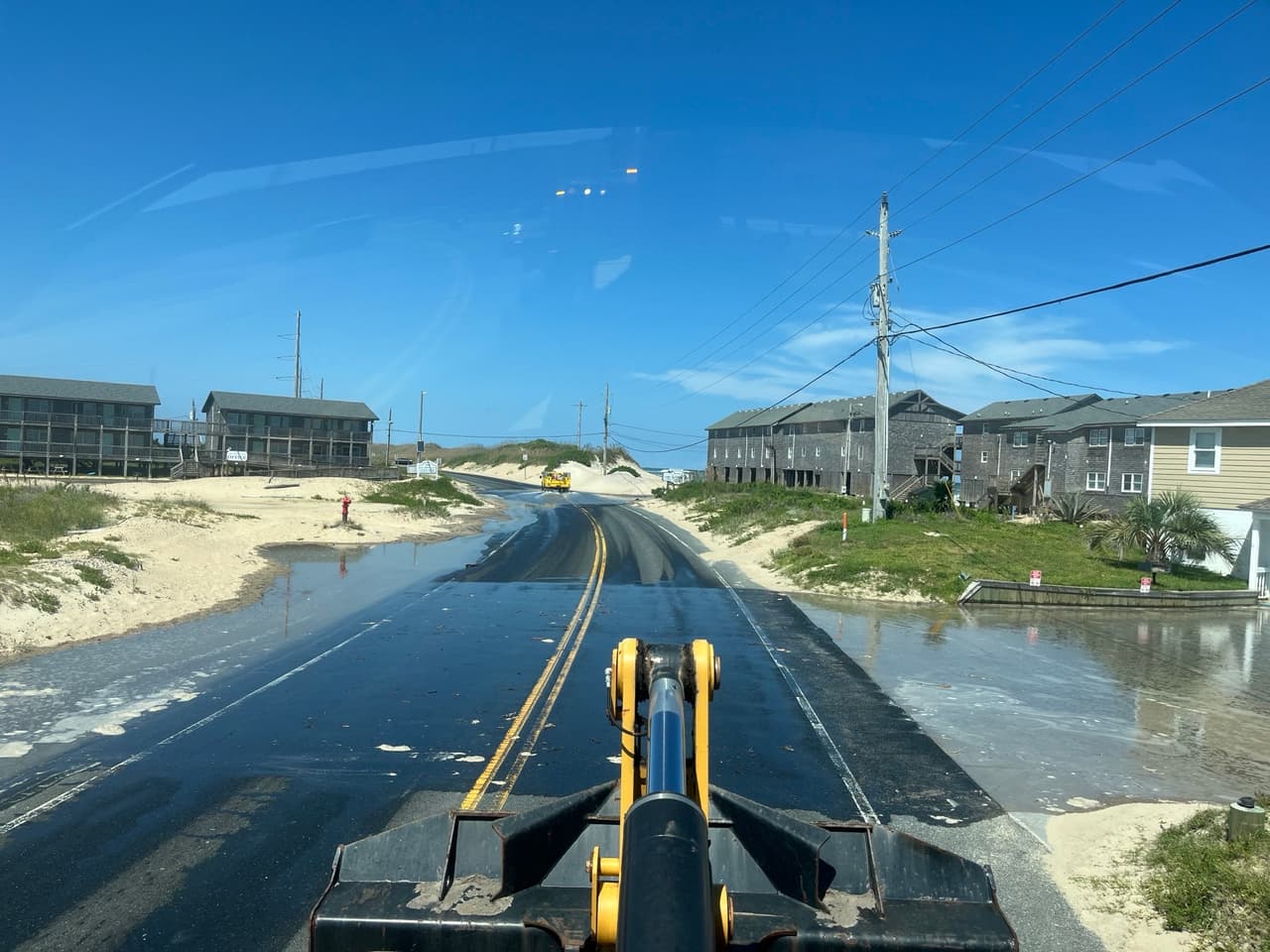 Esta imagen muestra cómo se ve la Carretera 12, en el extremo norte de Buxton, este martes 19 de agosto por la tarde. 
<br>
<br>“Esta foto se tomó aproximadamente dos horas y media antes de la marea alta de esta tarde. 
<b>La NC12 sigue abierta y transitable, pero la situación empeorará rápidamente en los próximos días</b>. Es hora de evacuar”, dijo NCDOT. 
<br>