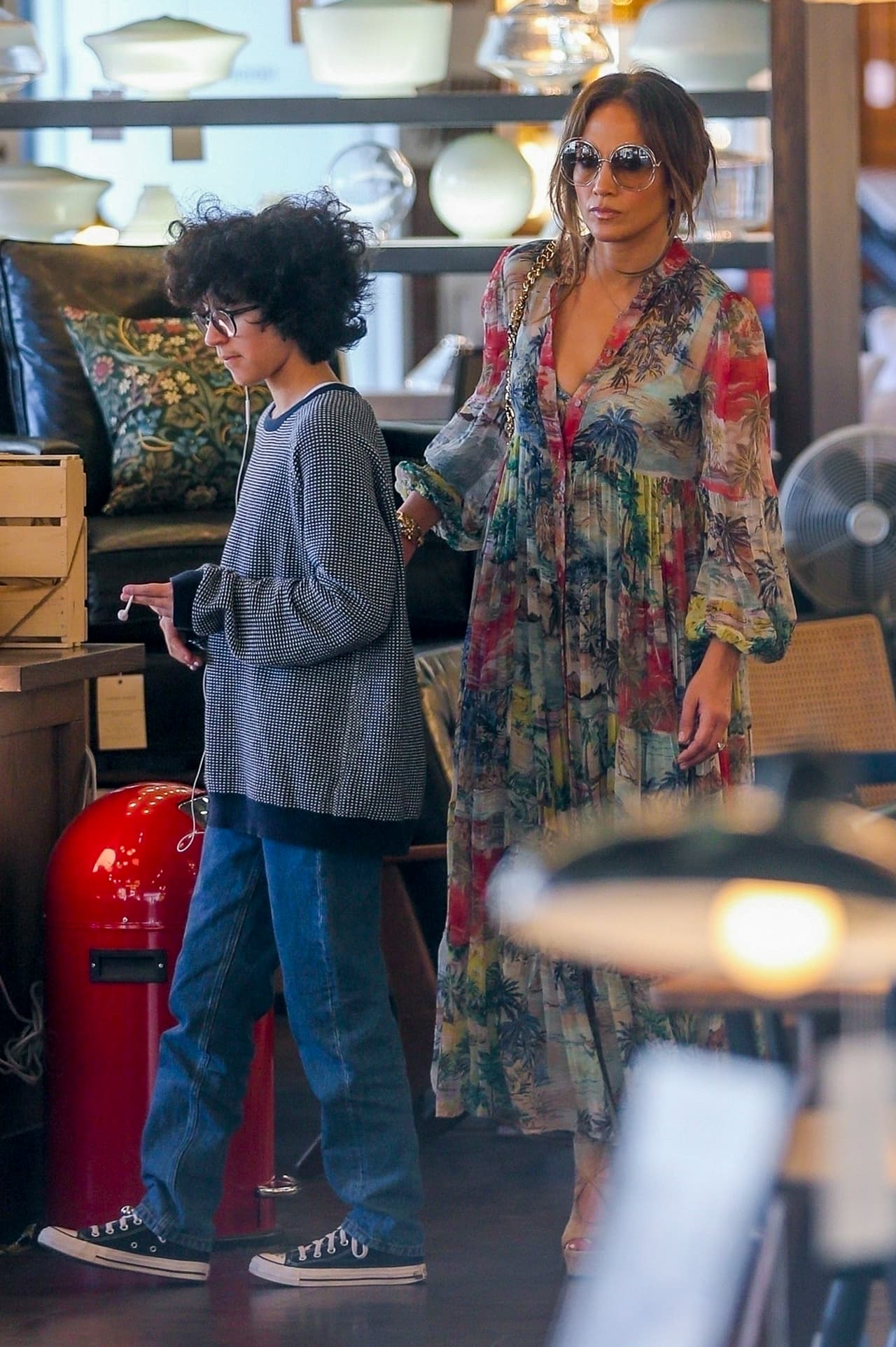 Un paparazzo captó a la actriz y cantante en una tienda de muebles de Los Ángeles acompañada de 
<b><a href="https://www.univision.com/famosos/emme-maribel-munoz-hija-jennifer-lopez-estilo-fotos">su hija Emme, de 14 años</a></b>.