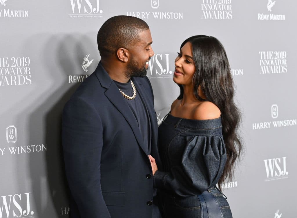 <b><a href="https://www.univision.com/temas/kim-kardashian" target="_blank">Kim Kardashian</a></b> felicitó a 
<b><a href="https://www.univision.com/temas/kanye-west" target="_blank">Kanye West</a> </b>ese domingo 20 de junio, en el 
<b><a href="https://www.univision.com/temas/dia-del-padre" target="_blank">Día del Padre</a></b>, en medio de su proceso de divorcio. 
<br>