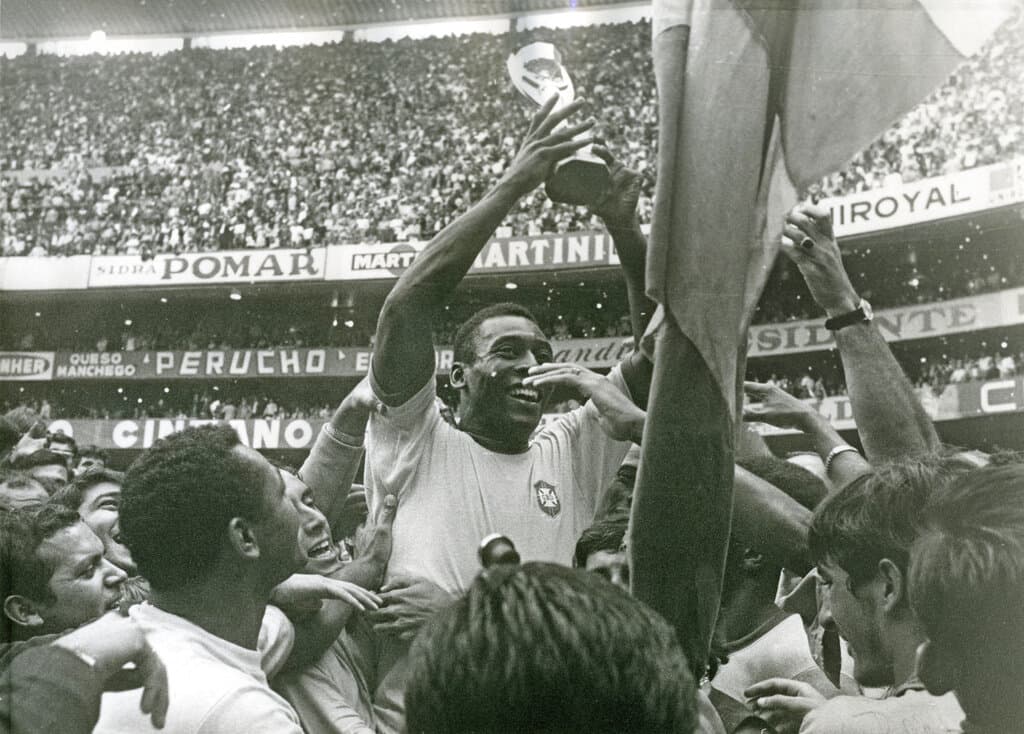 Pelé se consagró como el mejor jugador del mundo de su tiempo con tres triunfos mundialistas, entre ellos la Copa del Mundo en México 1970.
<br>
<br>Así fue como Pelé mostraba su felicidad mientras sostenía el trofeo tras la final de la Copa del Mundo en el Estadio Azteca en la Ciudad de México, el 21 de junio de 1970.