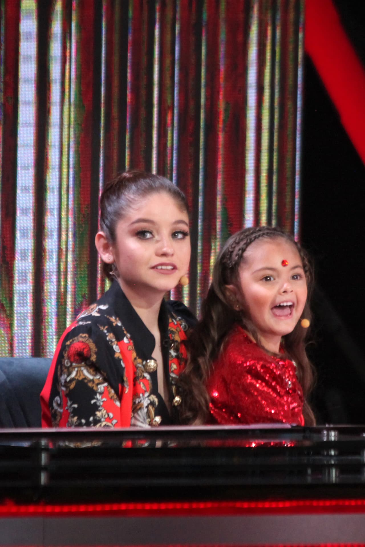 Después de aquel momento de diversión, Rafaela regresó a la mesa de jueces, pero esta vez se instaló con Karol Sevilla.