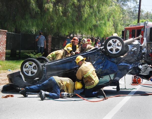 Los bomberos trabajaron para extraer a una persona que había quedado atrapada dentro del vehículo, quien, más adelante, fue transportada a un hospital local en condición crítica.