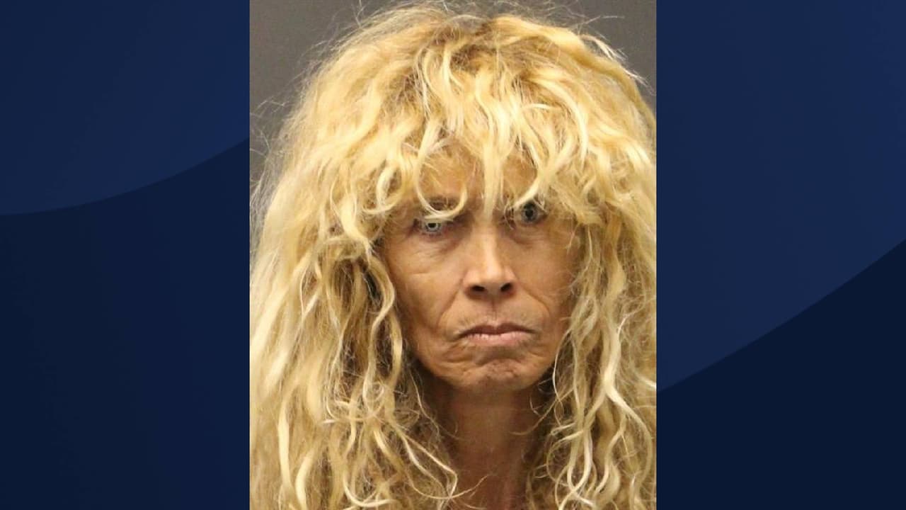 Arrestan a una mujer de Arizona que aún esposada le disparó a un detective en la mano