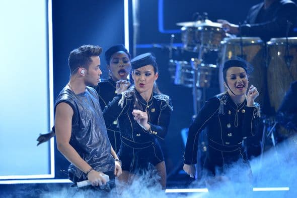 ¡Candela! Así llegó Prince Royce al escenario.