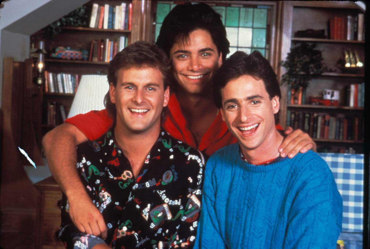 <b>Bob Saget </b>
<br>El elenco del show americano, que contó con 8 temporadas, está de luto, pues el querido Saget fue encontrado sin vida en su hotel el 9 de enero de 2022. El actor y comediante tenía 65 años.