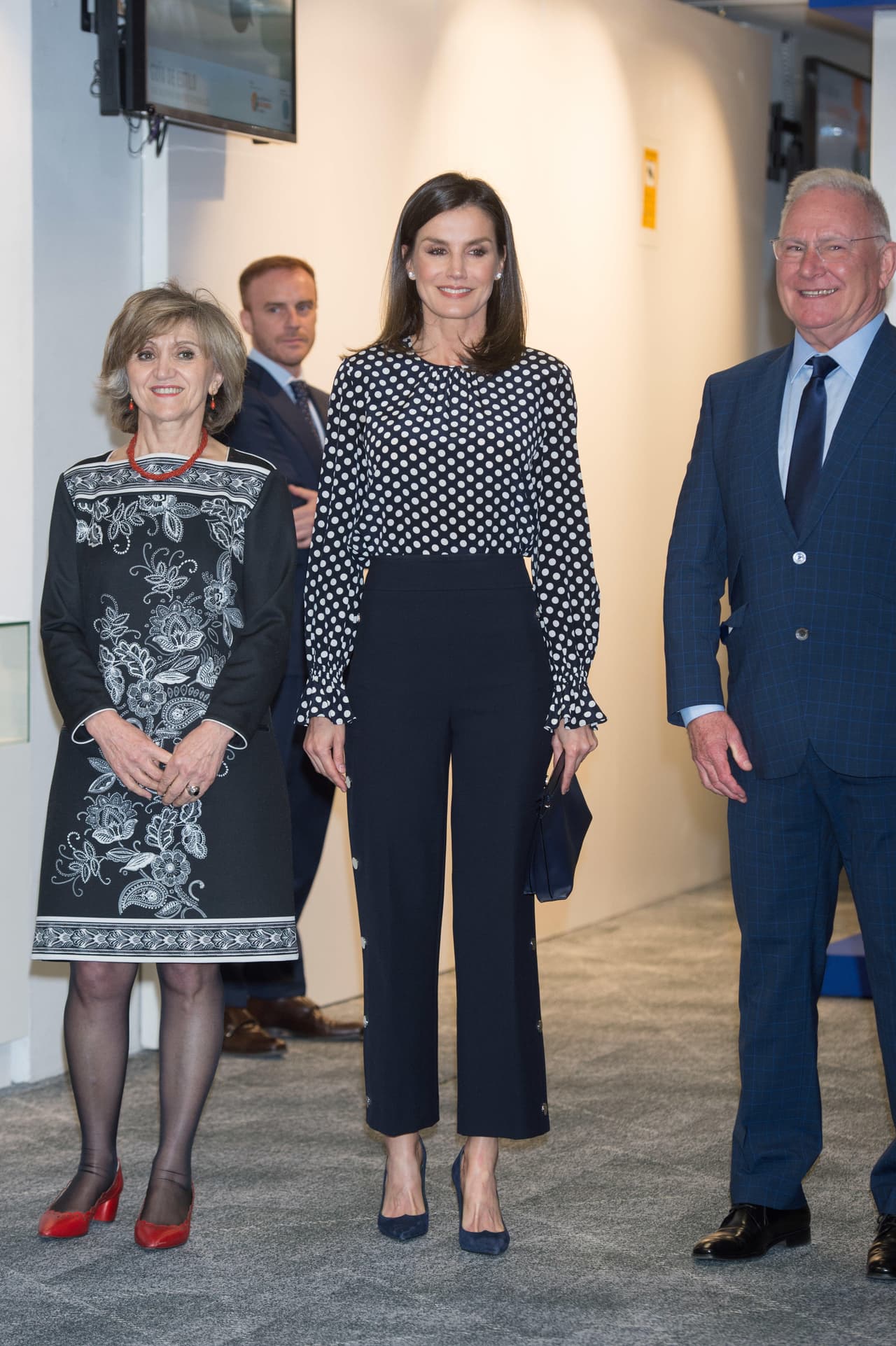 La reina Letizia decidió hacer esta presentación pública replicando aquel 'look' del ya legendario 
<b><a href="https://www.univision.com/shows/primer-impacto/la-reina-letizia-esta-afectada-tras-el-encontronazo-con-su-suegra-segun-medios-video">pleito de Mallorca</a>.</b>