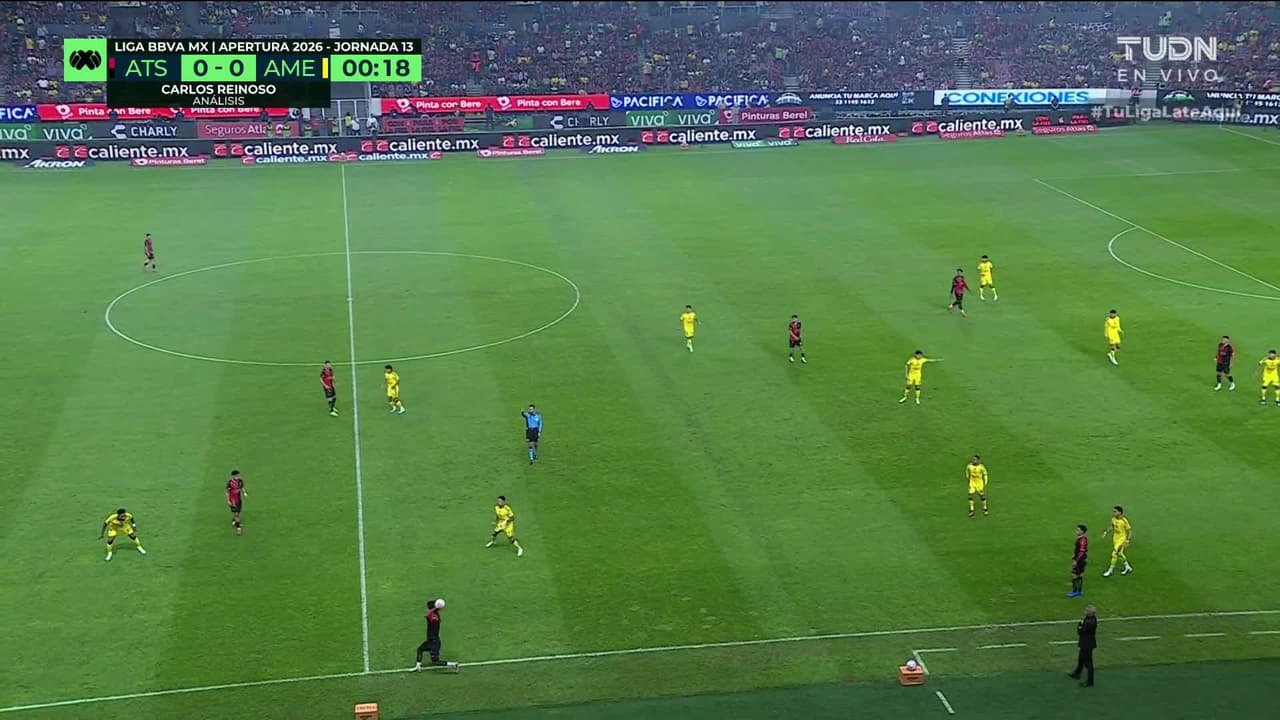 Arranca el partido y la pelota está en juego.