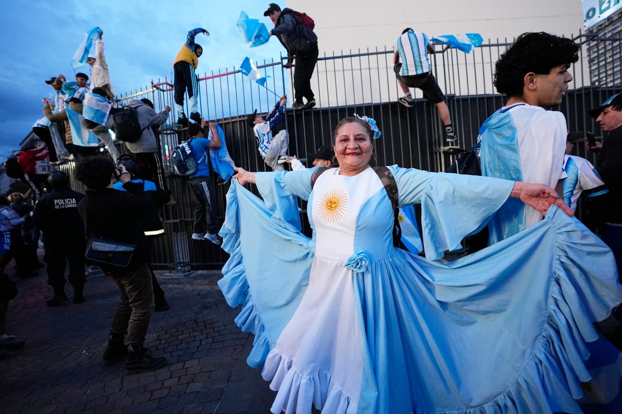 Aficionados celebran tras la victoria de Argentina sobre Inglaterra en un partido de semifinales de la Copa del Mundo de fútbol, en el centro de Buenos Aires, Argentina, el miércoles 15 de julio de 2026.