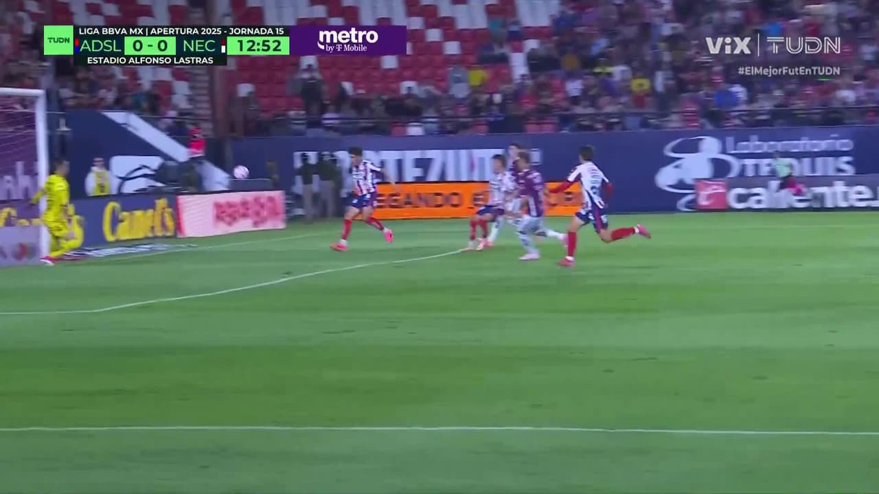 ¡Revienta el poste! Román Torres falla la primera de San Luis
