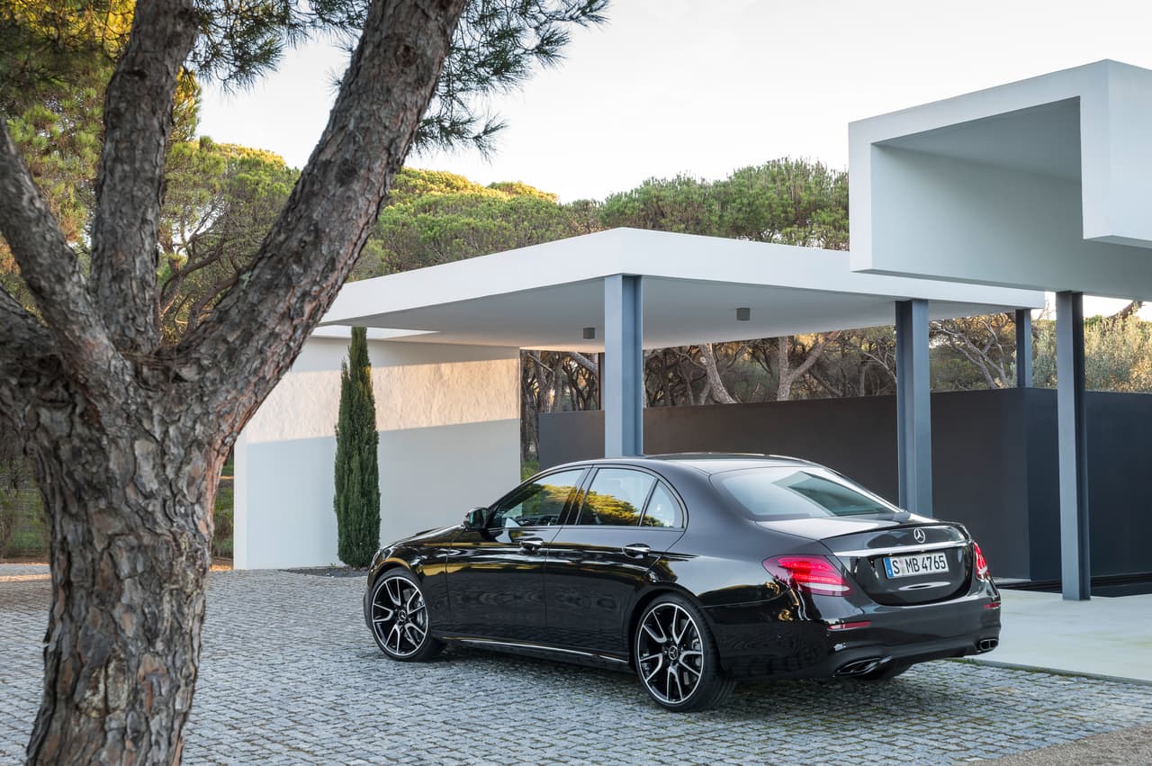 El sistema de tracción integral 4MATIC del Mercedes-AMG E43 2017 ofrece una distribución balanceada de la potencia del vehículo