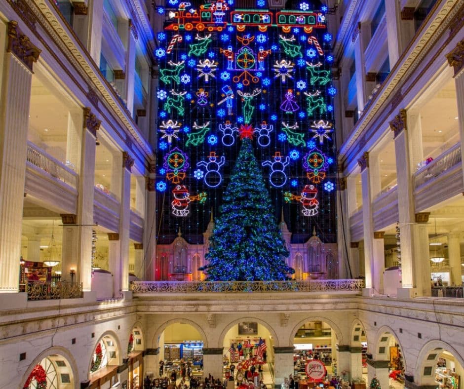La Gran Corte en el Monumento Histórico Nacional Wanamaker Building ha sido sede de un espectáculo de luces navideñas desde 1956. Los grandes almacenes continúan la tradición de las hadas de azúcar, los muñecos de nieve bailando y más con un espectáculo de 100,000 luces narrado por Julie Andrews y acompañado por el famoso órgano Wanamaker.Se realizan actuaciones gratuitas cada dos horas durante el horario de la tienda. Entre los espectáculos, los visitantes a menudo recorren el antiguo Dickens Village del segundo piso, donde intrincadas muñecas animadas y decorados vuelven a contar A Christmas Carol, y cada recorrido gratuito termina en una oportunidad de vivir la magia de la temporada. 
<br>