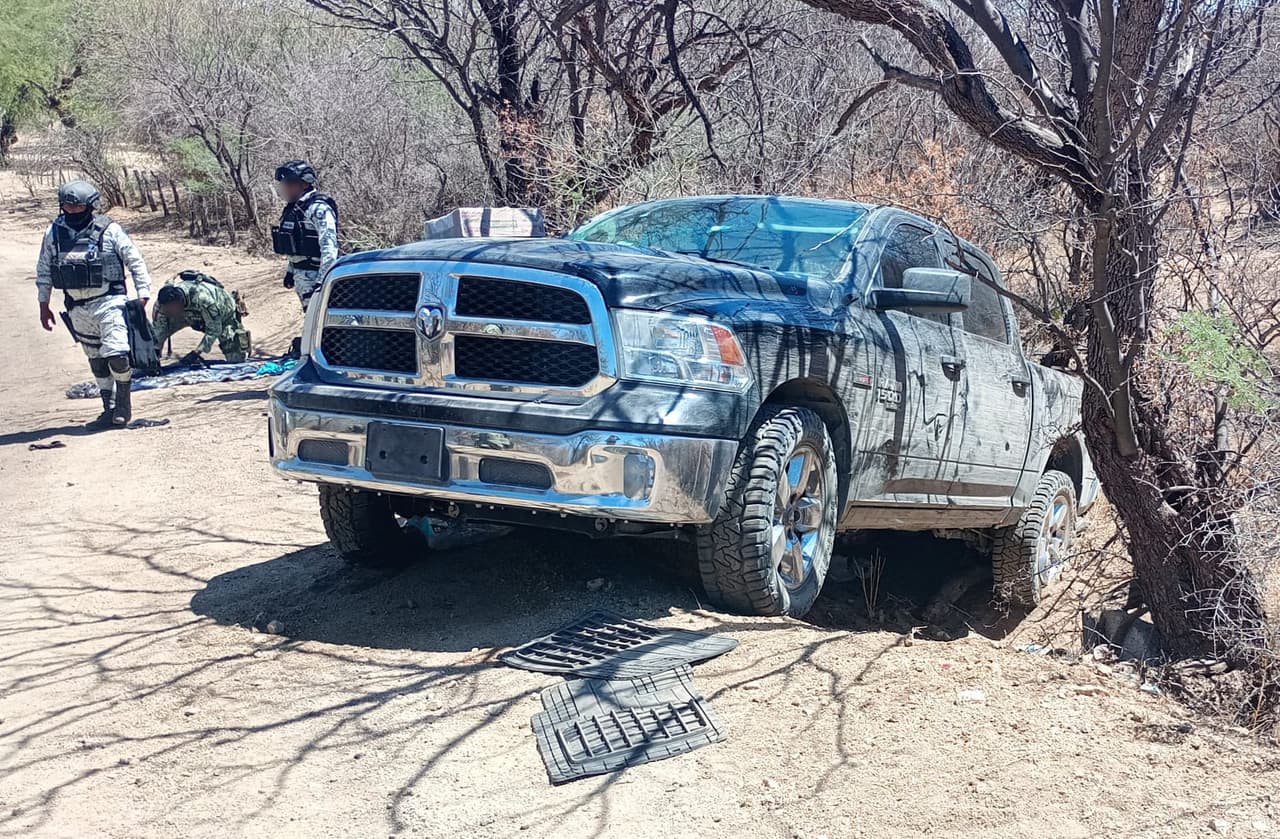También, una camioneta. A los detenidos se les conoce por la 
<b>explotación de migrantes en la frontera</b>.